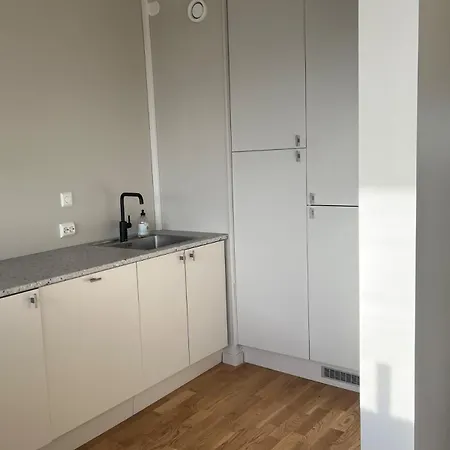 Modern With Balcony - Walk To Ons Appartement *