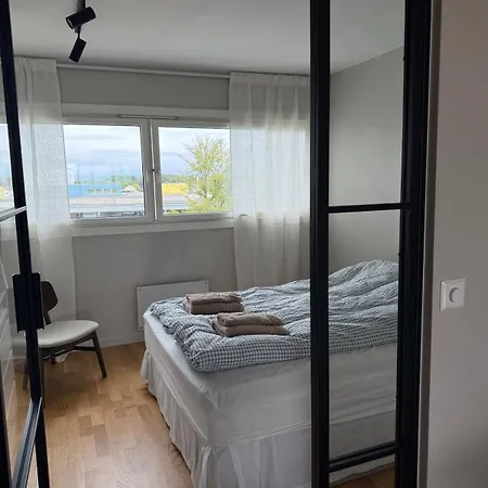 Appartement Modern With Balcony - Walk To Ons